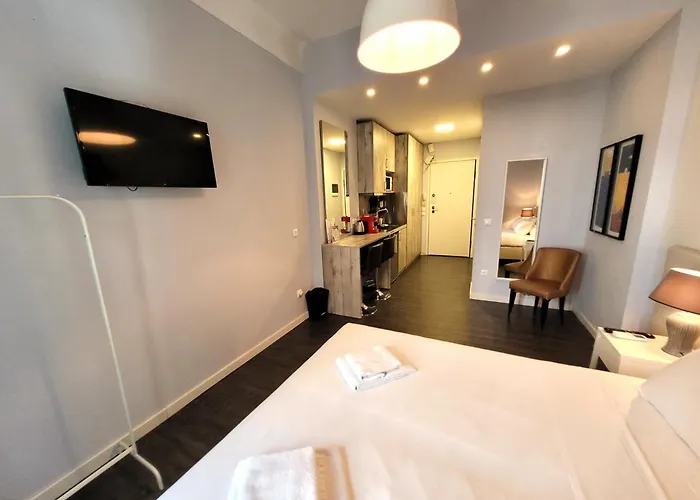 Nephele By Goldenland Apartment *